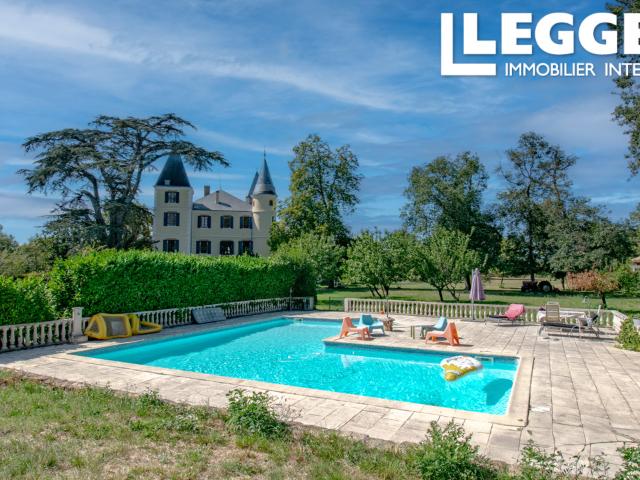 A vendre SUD de TOULOUSE Château 436 m2 sur 3 niveaux, parc de 3,5 hectares piscine, dépendances avec écuries