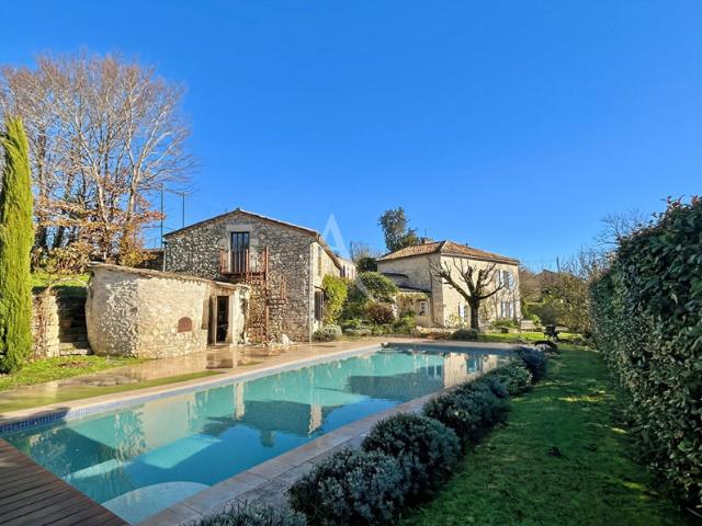 A VENDRE Superbe maison en pierre avec dépendance et piscine