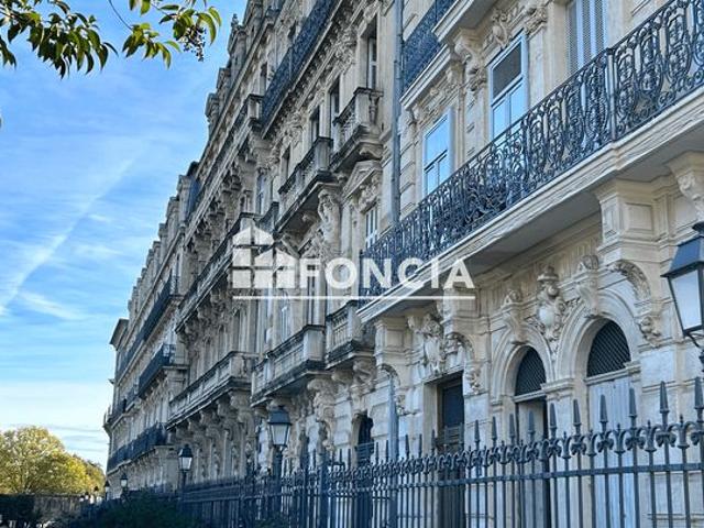 A vendre superbe duplex place de la comedie + stationnement + ascenseur + cave