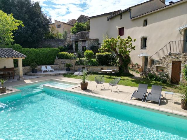 A vendre Superbe propriété atypique avec piscine et dépendanc