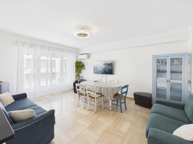 ? À VENDRE – Superbe 2 pièces traversant avec aperçu mer au cœur de Juan les Pins – Gare & plages à pied