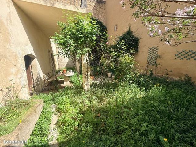 A vendre sur Eyguieres. Maison de village avec garage et cour extérieure