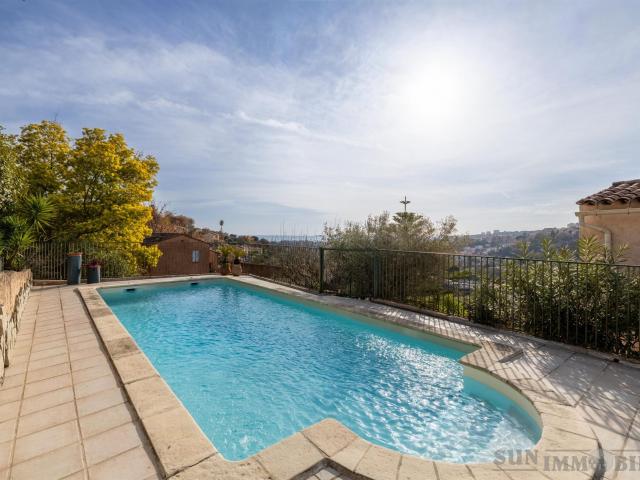A vendre sur la Côte d'Azur, jolie maison provencale mitoyen. 134m² Cagnes sur Mer