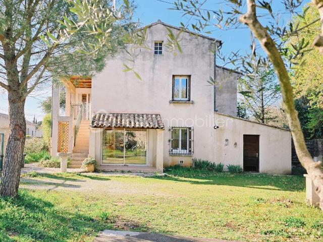 À vendre sur la commune de Lauris: maison offrant deux appartements indépendants, le tout sur un terrain divisible