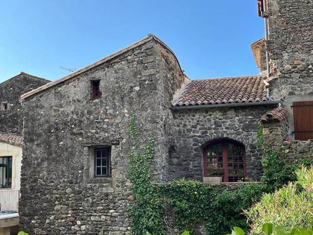 A vendre sur la commune de Mialet maison de village de 77 m2 avec mezzanine et caves