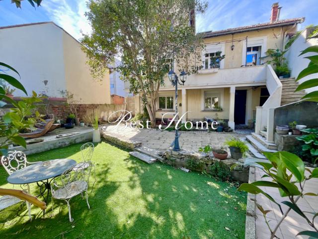 A VENDRE SUR NIMES Belle Maison de ville avec jardin et deux