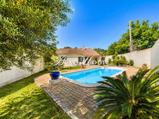 A VENDRE SUR NÎMES Maison de plain pied de type 5 avec piscine et garage proche centre ville
