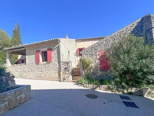 A vendre sur st Restitut maison avec cour, terrasse, garage et a