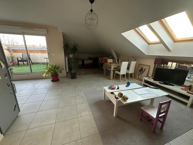 A vendre sur Pessac appartement au 2ème et dernier étage avec ascenseur de type T 3 avec terrasse et 2 parkings sous sol