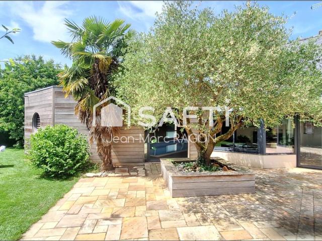 A Vitré, maison familiale avec piscine intérieure 264m² Vitré