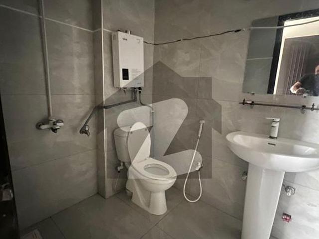 A Well Maintained Apartment In A Prime Clifton Location, Offering Comfort, Convenience, And Easy Access To Major Commercial And Dining Areas. Clifton Block 7
