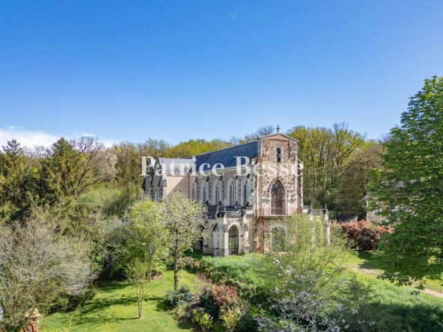 À 15 min de Poitiers, dans un village, une église inscrite M. 610m² Poitiers