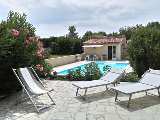 A 15 mintutes d'Uzès, propriété de plain pied avec piscine e. 172m² Uzès
