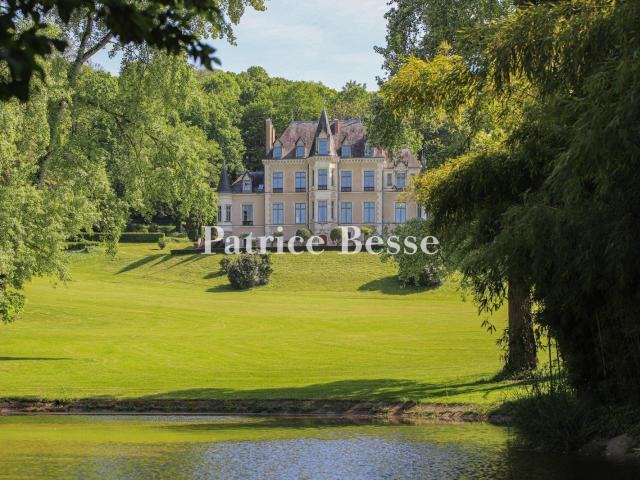À 15 km du Mans, un château néogothique inscrit Mh, ses dépe. 810m² Le Mans