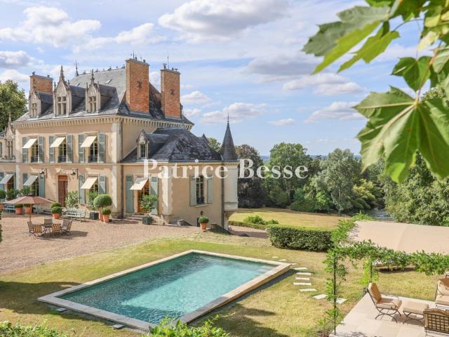 À 15 km du Mans, un château néogothique inscrit MH, vendu me. 810m² Le Mans