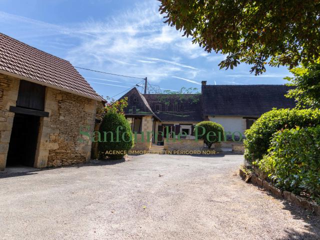 À 15km de Sarlat et 8km de St Cyprien Périgord Noir