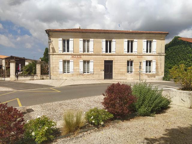 A 15mn de Saint Georges de Didonne plages, logis charentais 394m2 hab, 5/6 Ch, 6 Sdb, Spa sur terrain clos de