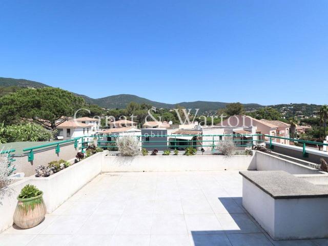 À 100 M DE LA PLAGE DE CAVALAIRE: DUPLEX DE HAUT STANDING AVEC V