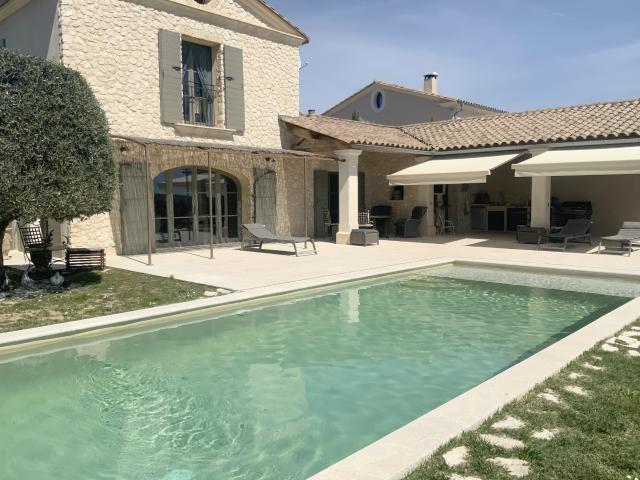 À 10 min d’Uzès Mas contemporain d’exception avec piscine et prestations haut de gamme