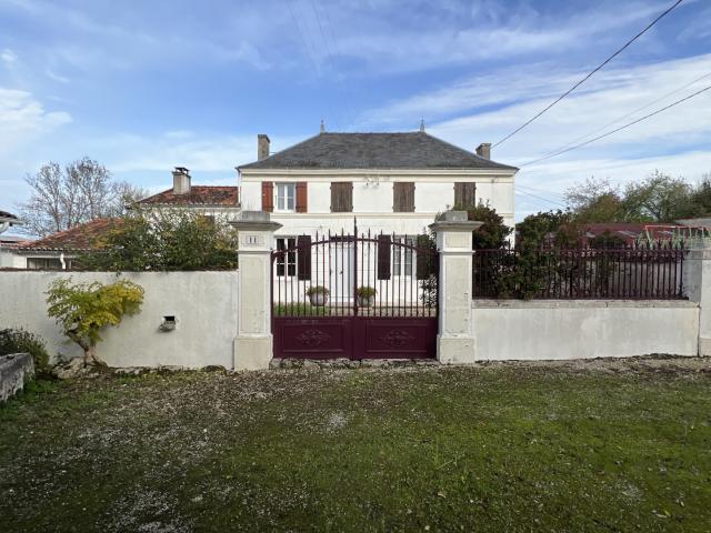 À 10 min de Saint Jean d’Angély maison de caractère en pierre avec fort potentiel