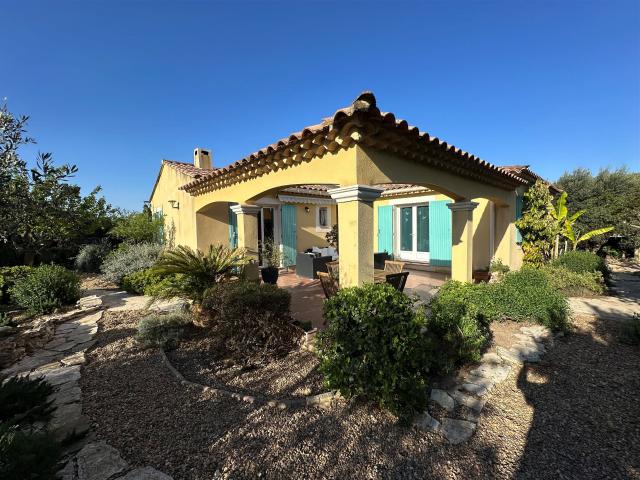 À 10 minutes au sud est d’Uzès, maison de 120 m². Garage. Pi. 120m² Uzès