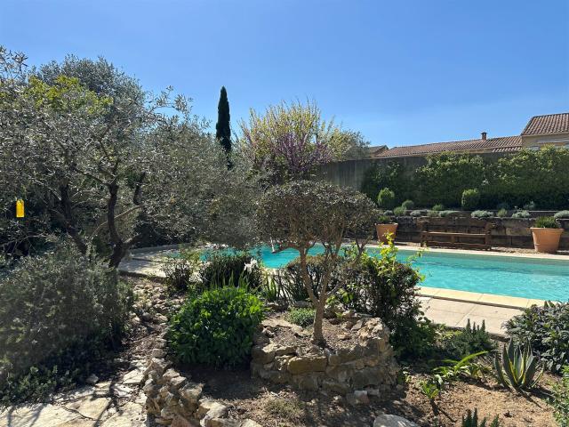 À 10 minutes au sud est d’Uzès, maison de 120 m². Garage. Pi. 120m² Uzès