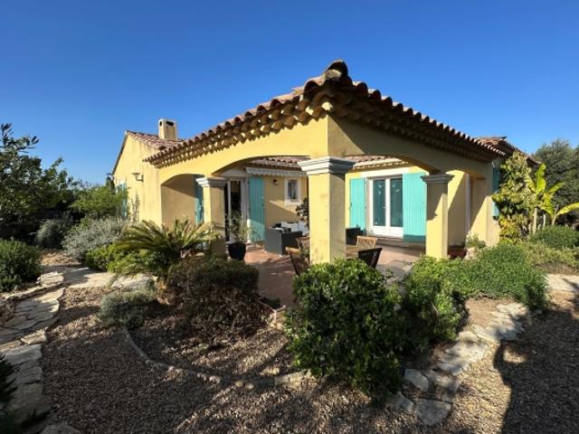A 10 minutes au sud est d’Uzès, maison de 120 m². Garage. Piscine. Superbe jardin