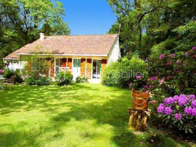 A 10 minutes de MAINTENON et de la gare, maison de plein pied de 93 m² sur terrain boise de 2123 m² de superficie, plat clos, un garage de 14 m², un cellier de 9 m² et un abri de jardin de 18 m² dans un environnement exceptionnel au cœur de la nature