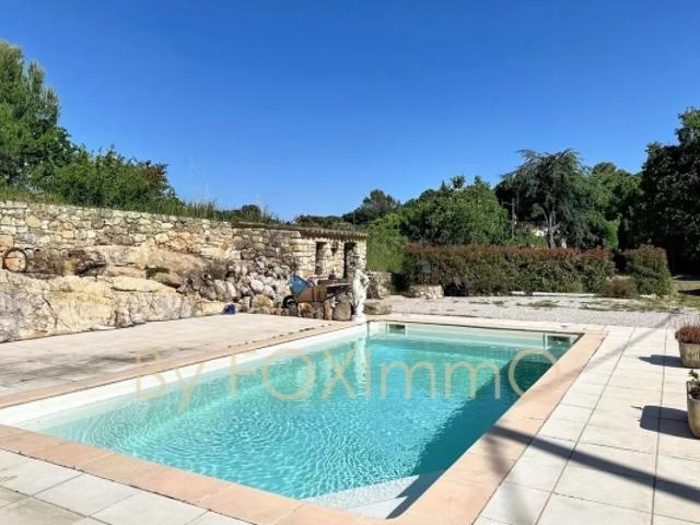 A 10min du village de valbonne, proximité des ecoles international, villa a renover avec piscine et stationnement