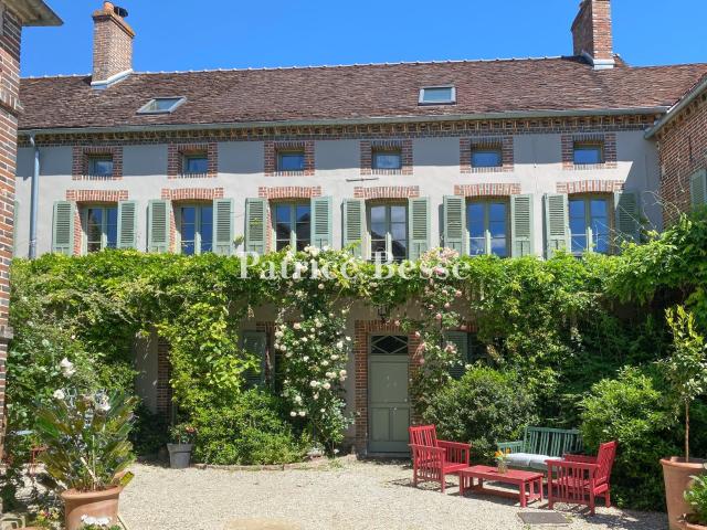 À 1 h 30 de Paris, dans un village de la vallée de l'Yonne. 250m² Joigny