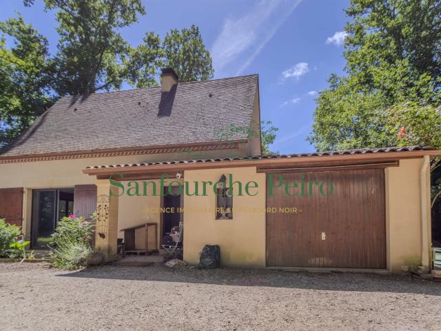À 24 min de Sarlat et 11 min de Saint Cyprien Triangle d'o. 100m² Sarlat la Canéda