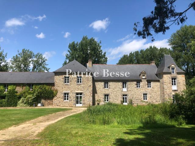 À 20 min de Rennes, au bord de son étang privé, un vaste man. 675m² Hédé