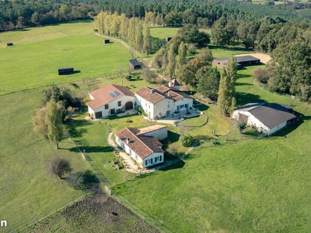 A 20 minutes de Chalais, sur plus de 32 hectares dont 8 hectares de pins, à 600 m du voisin le plus proche, propriété équestre