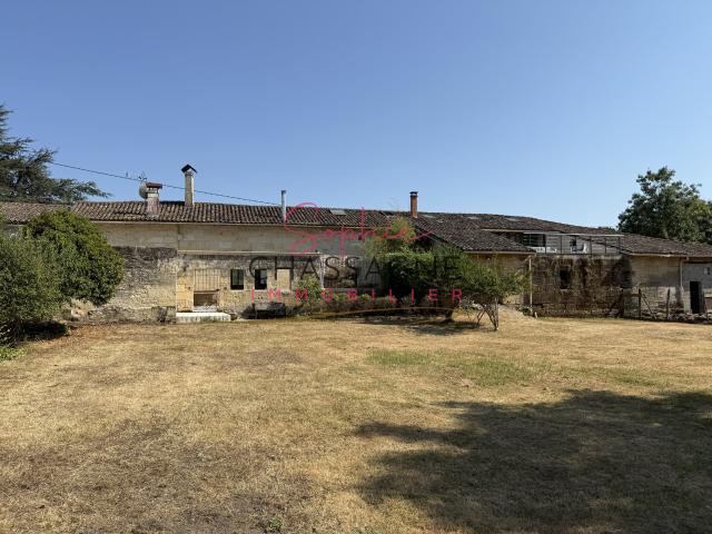 À 20 minutes de Saint Émilion, découvrez cette maison en pierre de 205 m2, implantée sur un terrain clos de 5965 m2