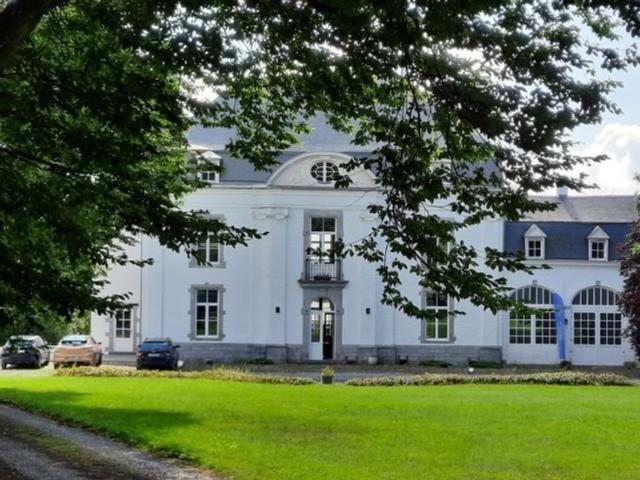 A 20km de Namur joli manoir 18ème