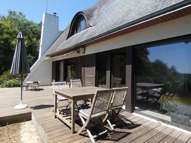 A 20kms des villes de QUIMPERLE et LORIENT, Maison de 134m2 160m2 au sol sur environ 2,8 hectares !