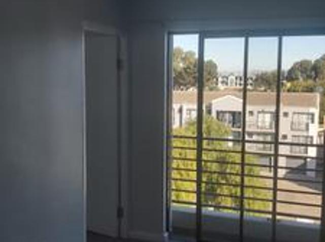 a 2 bedroom apartment to let in table view