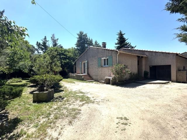 À 2 km d’Uzès. Maison de 120 m² sur un terrain de 1 460 m². Commerces à pied