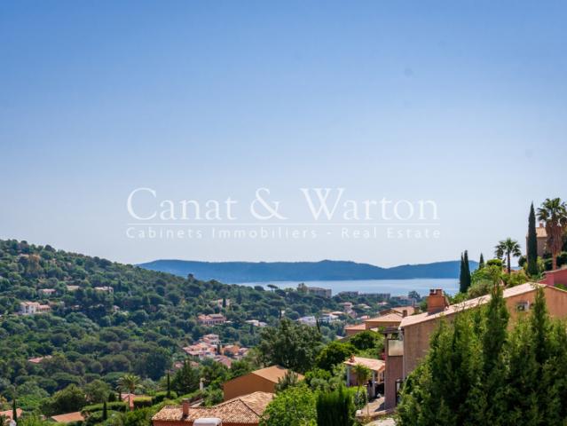 À 2 KMS DE LA PLAGE: VILLA À CAVALAIRE AVEC VUE MER & PISCIN