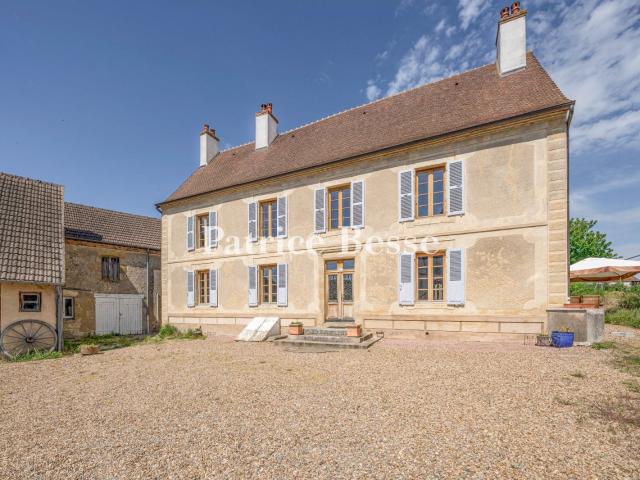 À 2 h 30 de Paris, une élégante maison de maître du 18e s. 654m² Cercy la Tour