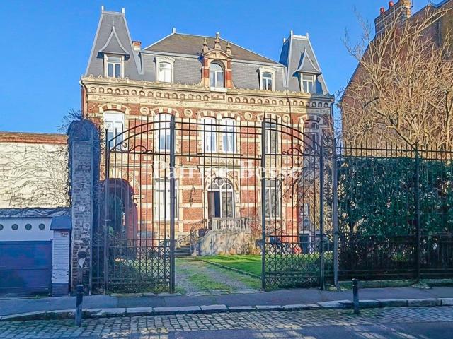 À 2 h de Paris, dans la Somme, à Abbeville, une demeure du 1. 255m² Abbeville
