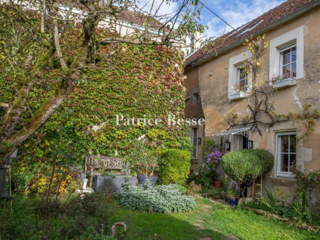 À 2 h de Paris, en Bourgogne, dans l'Yonne, une authentique. 350m² Toucy