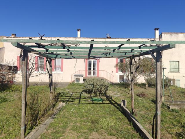 A 2 pas de Limoux, maison de village, bon état
