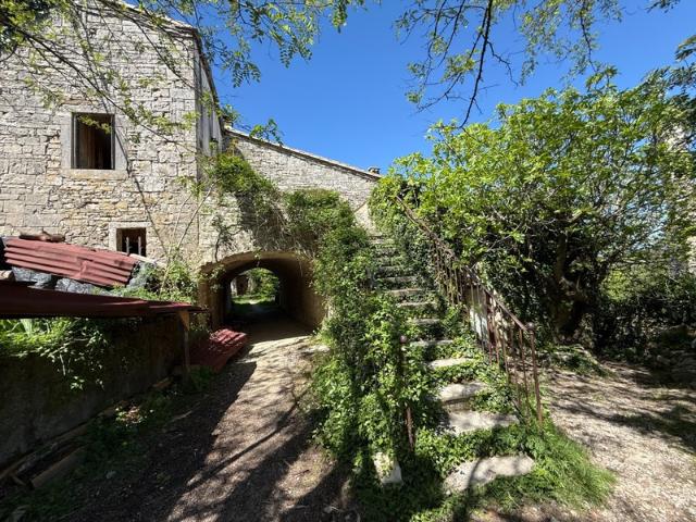 A 2 PAS DE SAINT MARTIN DE LONDRES, MAISON DE VILLAGE DE CARACTERE A RENOVER AVEC VUE EXCEPTIONNELLE ET FORT POTENTIEL