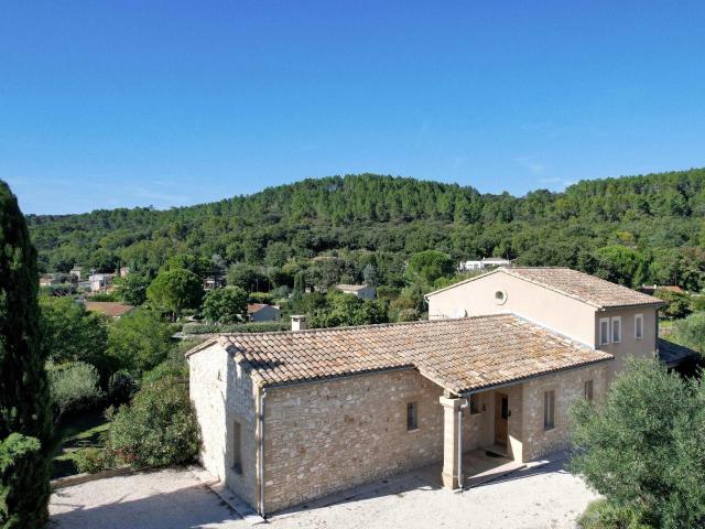 À 300 mètres du centre d’un village avec commerces, propriét. 199m² Uzès