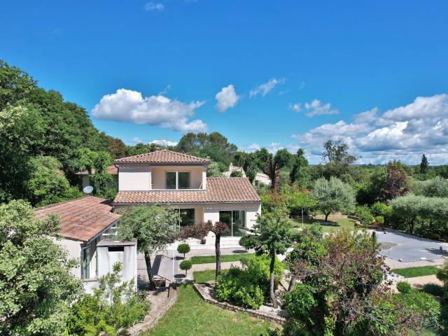 À 3 km d’Uzès, superbe villa familiale avec piscine et terrain a