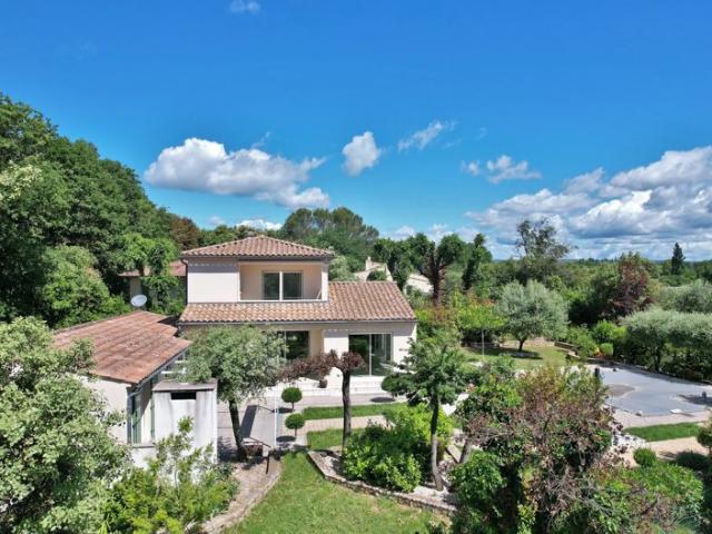 À 3 km d’Uzès, superbe villa familiale avec piscine et terrain arboré de 1300 m²