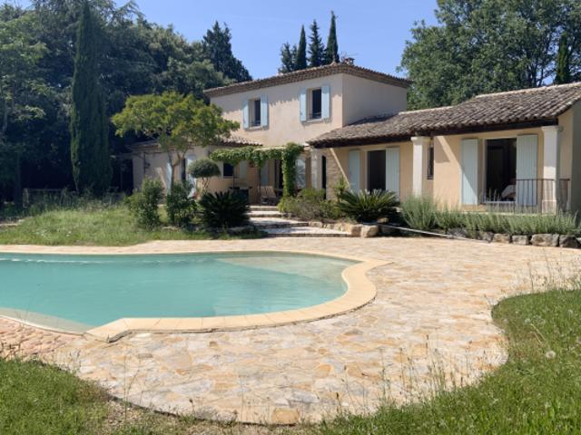 A 3 km d'Uzès, belle bastide sur 4200 m2 de terrain avec pis