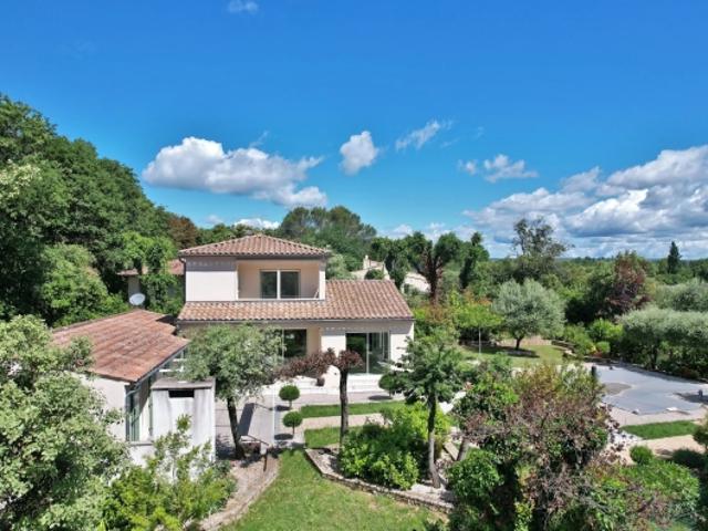 À 3 km d'Uzès, superbe villa familiale avec piscine et terrain arboré de 1300 m²