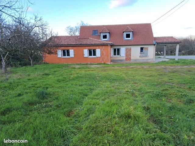 A 3KMS DE GOURDON MAISON D'HABITATION DE PLAIN PIED, PLUS ETAGE, A FINIR D'AMENAGER AVEC 4 GARAGES SUR 2113 m² DE TERRAIN